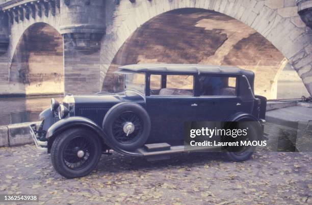 Voiture ancienne sur un quai de la Seine à Paris, circa 1970.