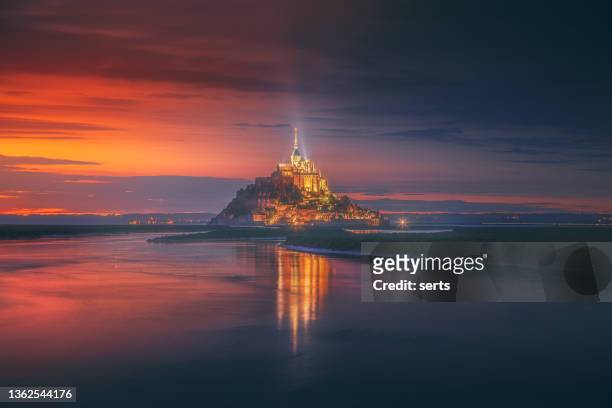 le mont saint michel at sunset in normandy, france - france costume imagens e fotografias de stock