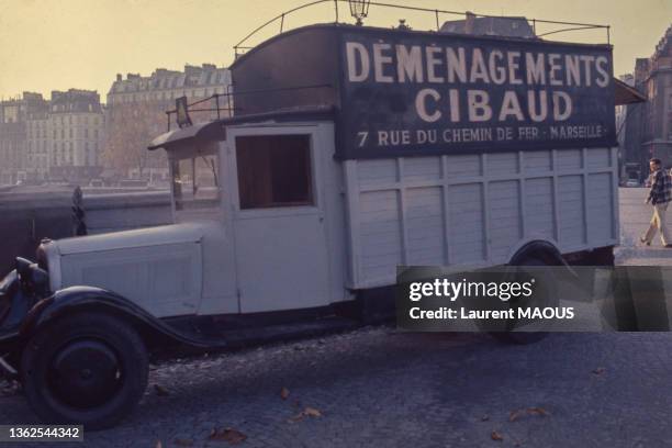 Camion de déménagement ancien 'Cibaud' lors d'un rassemblement de voitures de collection à Paris, dans les années 1980.