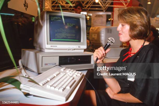 Présentation d'un logiciel de reconnaissance vocale lors du SICOB à la Défense, le 18 septembre 1985.