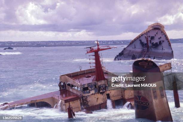 Le pétrolier 'Amoco Cadiz' coupé en deux après son naufrage, en mars 1978.