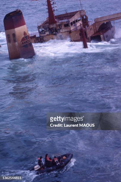Le pétrolier 'Amoco Cadiz' coupé en deux après son naufrage, en mars 1978.