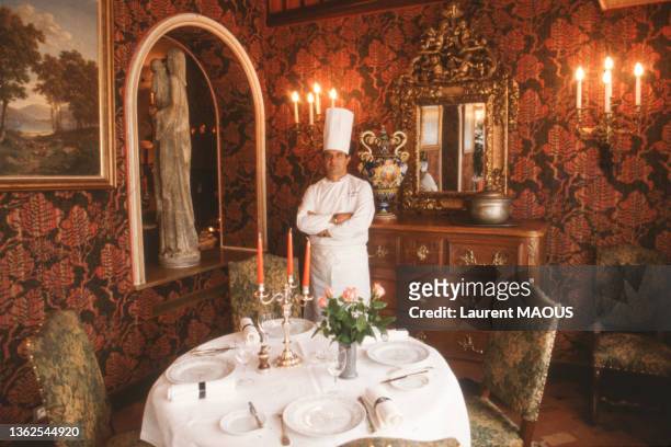 Paul Bocuse dans son restaurant de 'L'Auberge du Pont de Collonges' à Collonges-au-Mont-d'Or, dans les années 1980.