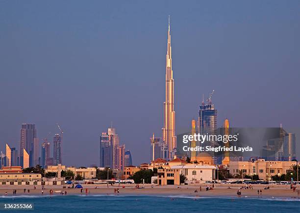 jumeirah beach and skyline - jumeirah beach stock pictures, royalty-free photos & images