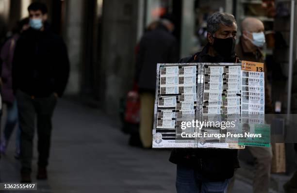 Several people in the vicinity of the lottery administration Doña Manolita, three days before the draw of La Loteria del Niño, January 3 in Madrid,...