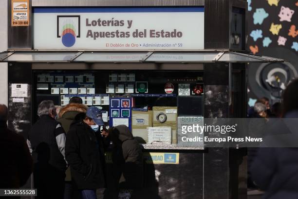 Several people in the vicinity of the lottery administration 'El doblon de oro', three days before the draw of La Loteria del Niño, January 3 in...