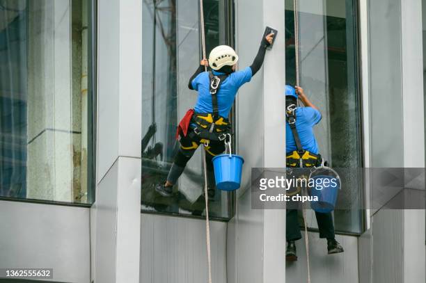 window cleaners is working on the high rises office building facade - service level high stock pictures, royalty-free photos & images
