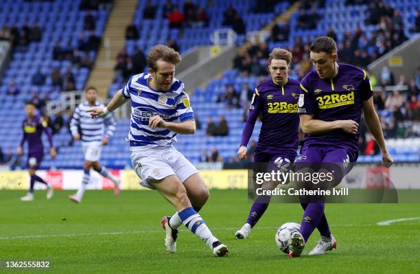 Alen Halilovic of Reading shoots past Craig Forsyth of Derby County during the Sky Bet Championship match between Reading and Derby County at...