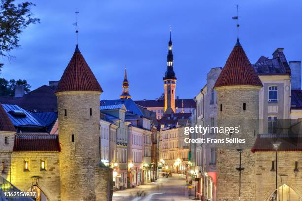 viru gate in the evening, tallinn, estonia - ciudad vieja de tallinn fotografías e imágenes de stock