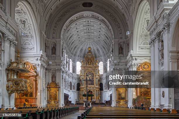 view to the altar in st. michaels church in munich - niche stock pictures, royalty-free photos & images
