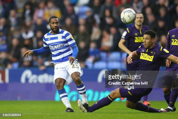 Junior Hoilett of Reading scores their side's first goal during the Sky Bet Championship match between Reading and Derby County at Madejski Stadium...