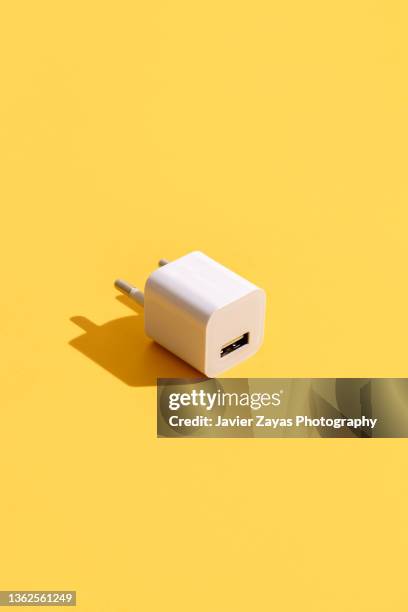 smartphone usb charger on yellow - clé usb photos et images de collection