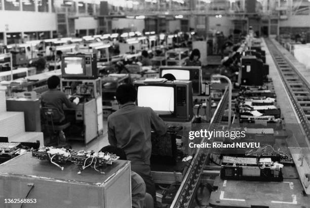 Fabrication de composant électroniques dans l'usine 'Samsung' de Suwon, en avril 1986, Corée du Sud.