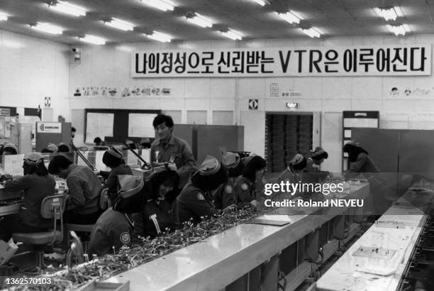 Fabrication de composant électroniques dans l'usine 'Samsung' de Suwon, en avril 1986, Corée du Sud.