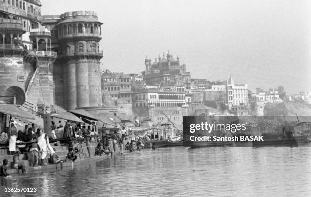 Bateaux et temples le long des rives du Gange à Bénarès en juin 1977