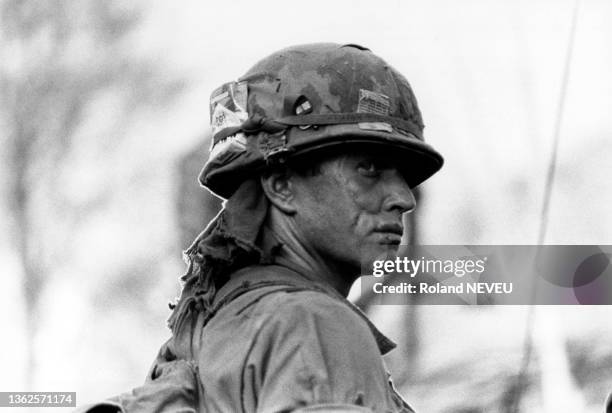 Acteur américain Tom Berenger lors du tournage du film 'Platoon' en avril 1986 aux Philippines