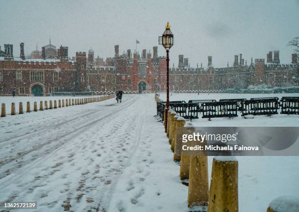 hampton court palace in winter - hampton court palace stock pictures, royalty-free photos & images