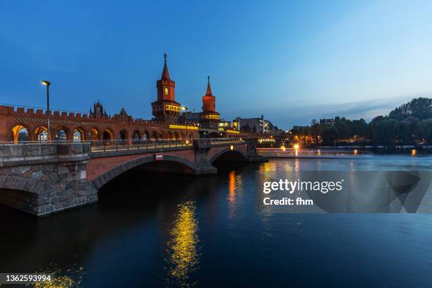 oberbaumbrücke at blue hour (berlin, germany) - blue hour stock pictures, royalty-free photos & images