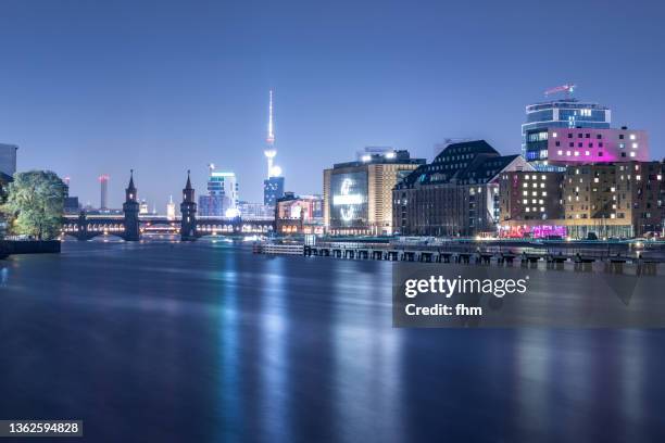 berlin skyline panorama "mediaspree" with oberbaumbrücke and television-tower (kreuzberg-friedrichshain, berlin, germany) - blue hour stock pictures, royalty-free photos & images