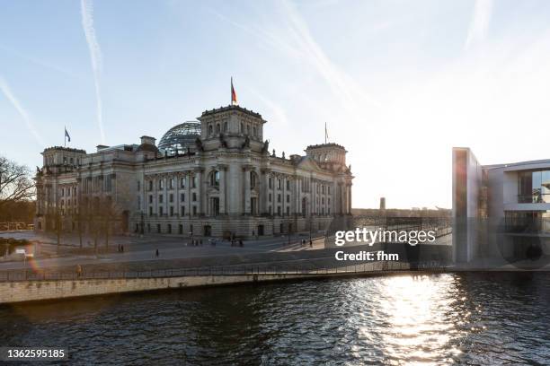 sunset at the reichstag building (german parliament building, deutscher bundestag) - berlin, germany - berlin spree stockfoto's en -beelden