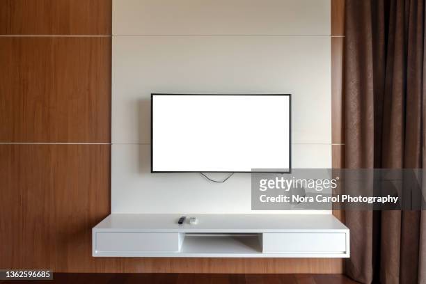 white screen tv mounted on the wall - tv on wall stockfoto's en -beelden