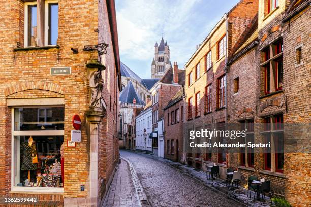 cobbled street in bruges old town, flanders, belgium - bruges imagens e fotografias de stock