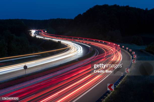 percorsi leggeri per auto sull'autostrada di notte - strada tortuosa foto e immagini stock