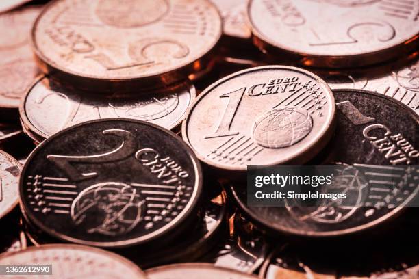 a pile of copper euro cents. detail of a one cent coin. - símbolo do centavo imagens e fotografias de stock