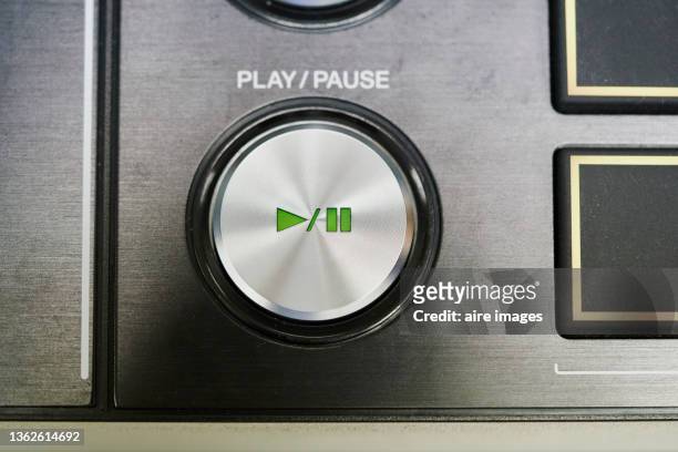 sound mixer console button. - pauze stockfoto's en -beelden