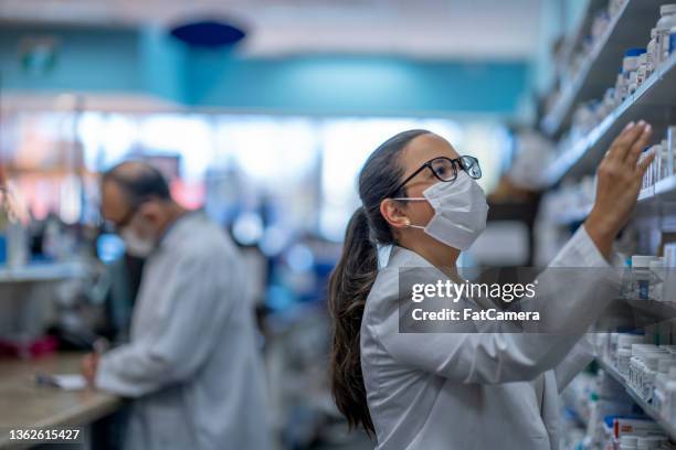 farmacéutico realiza inventario - pharmacist fotografías e imágenes de stock