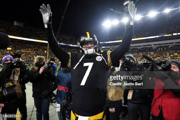 Ben Roethlisberger of the Pittsburgh Steelers waves to the crowd after his final game at Heinz Field where he defeated the Cleveland Browns 26-14 on...