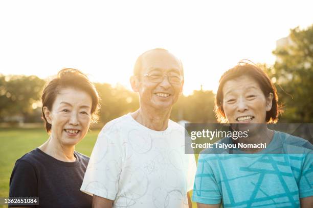 portraits of active seniors enjoying jogging - 3 old men jogging stockfoto's en -beelden