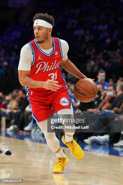 Seth Curry of the Philadelphia 76ers dribbles the ball against the Houston Rockets at the Wells Fargo Center on January 3, 2022 in Philadelphia,...