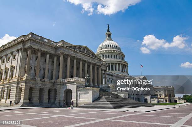 fachada frontal do capitólio dos estados unidos - biblioteca do congresso imagens e fotografias de stock