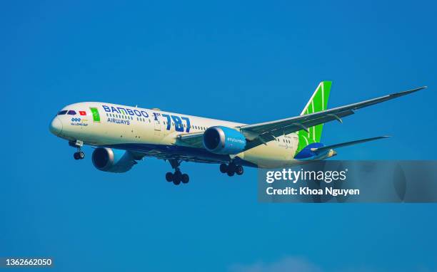 bamboo airways airbus a320-214 (reg tc-fbv) landing and takes off at tan son nhat international airport (sgn/vvts) in ho chi minh city, vietnam - vvts stock pictures, royalty-free photos & images