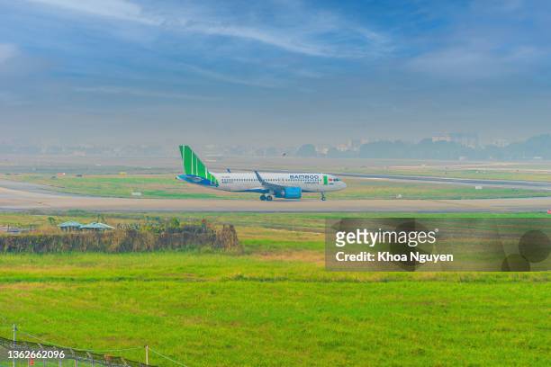 bamboo airways airbus a320-214 (reg tc-fbv) landing and takes off at tan son nhat international airport (sgn/vvts) in ho chi minh city, vietnam - vvts stock pictures, royalty-free photos & images