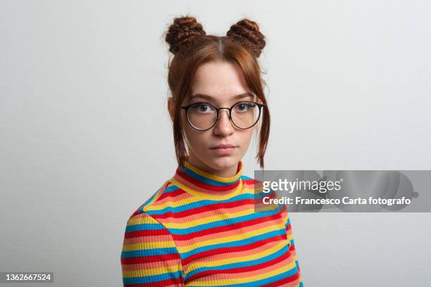 woman with freckles ,glasses and chignon - bad haircut photos et images de collection