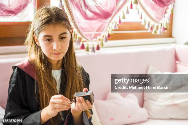 joven mago de la felicidad con caja de música - music box fotografías e imágenes de stock