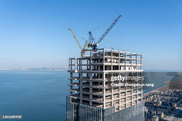 construction site - aerial view construction workers stock-fotos und bilder