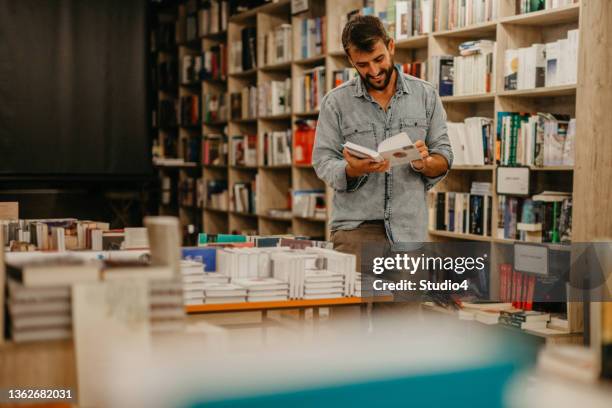 toujours revenir à mon concept store de livres préféré - librairie photos et images de collection