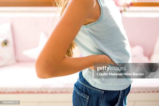 petites filles avec mal de dos, douleur dans le corps humain - hanche photos et images de collection