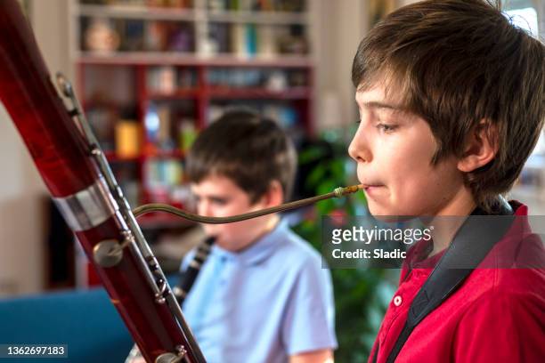 musikunterricht zu hause - bassoon stock-fotos und bilder