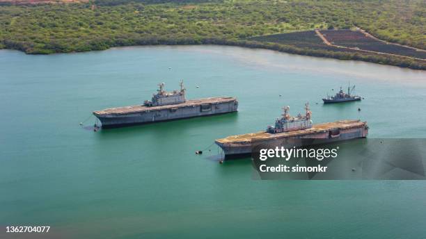 buques de la armada en middle loch - pearl harbor fotografías e imágenes de stock