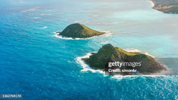 view of moku nui and moku iki islands - 凱盧阿 個照片及圖片檔