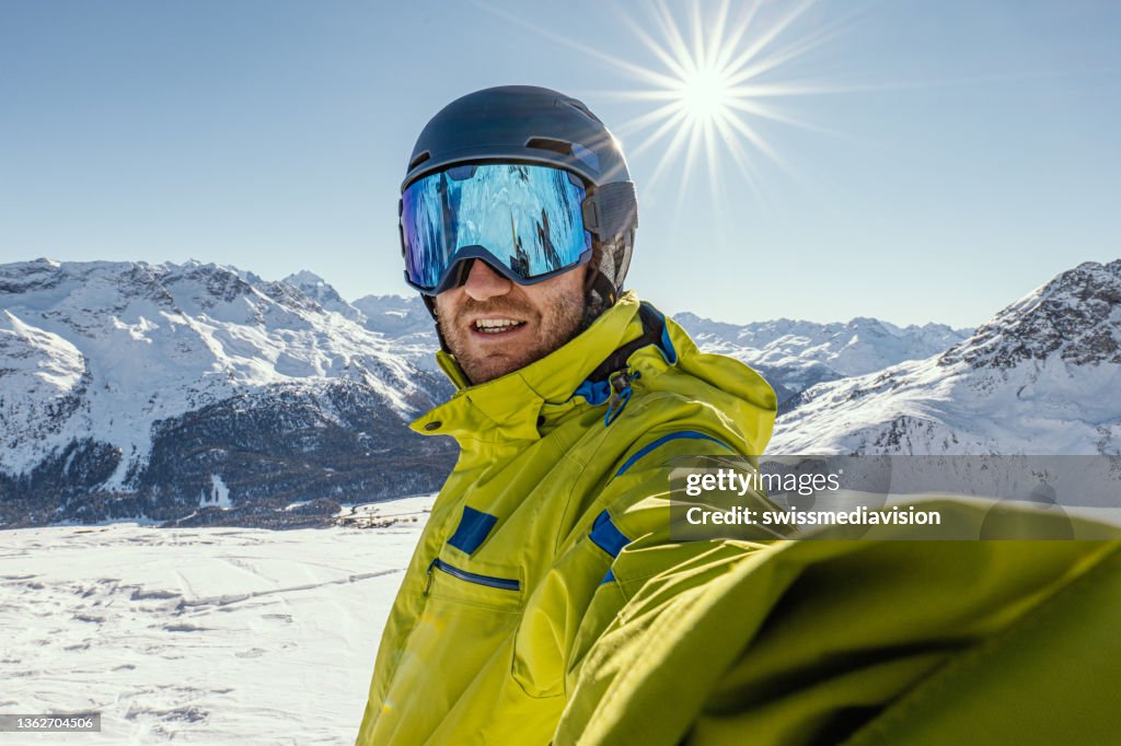 Junger Mann macht Selfie beim Skifahren in den Alpen