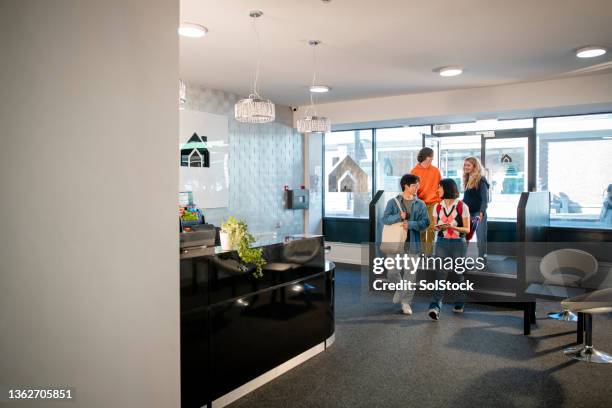 making university friends - student accommodation stock pictures, royalty-free photos & images