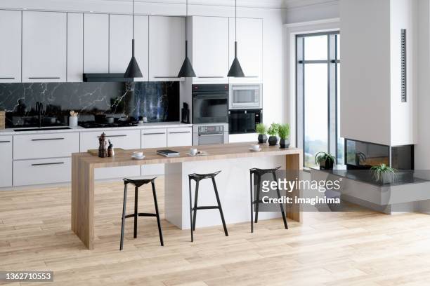 schöne küche in luxushaus mit insel - kitchen stock-fotos und bilder