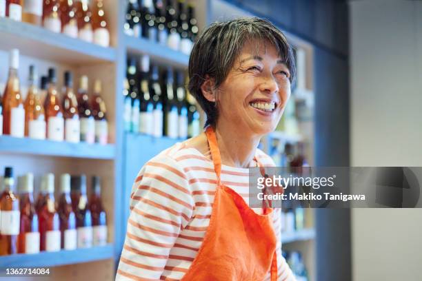 a portrait of members of a family-owned wine store - nur japaner stock-fotos und bilder
