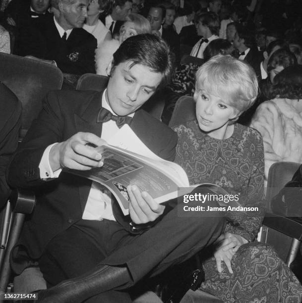 Alain Delon et Mireille Darc venus assister à la première de Zizi Jeanmaire à l'Olympia.