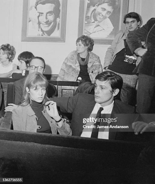 Alain Delon et sa femme Nathalie Delon sont venus assister à la 1ère du chanteur Serge Reggiani au Théâtre Bobino.